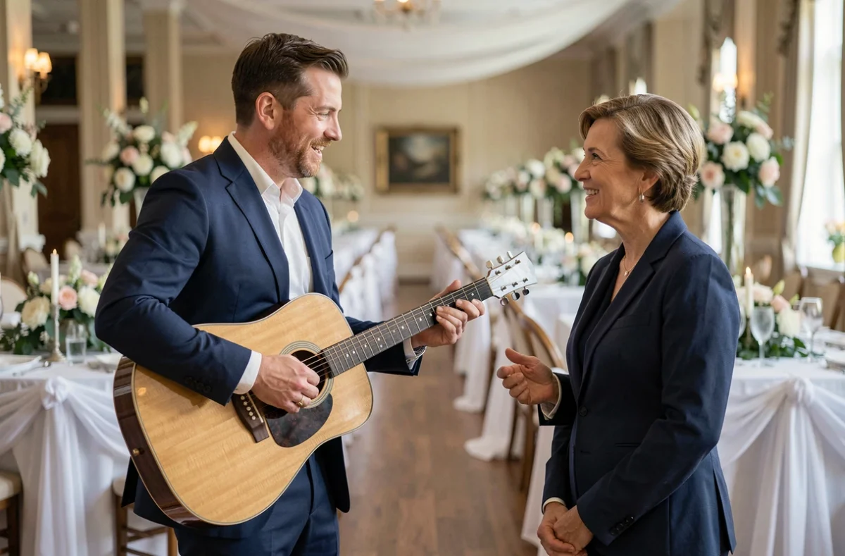 Musicien de mariage discutant du répertoire musical avec une wedding planner dans une salle de réception
