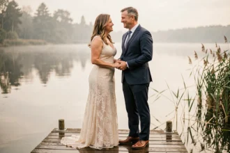 Couple célébrant ses noces d'eau sur un ponton en bois au bord d'un lac calme