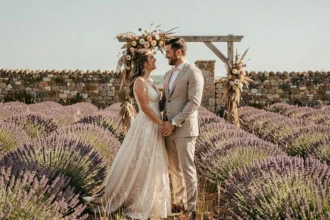 Couple de mariés dans un champ de lavande en Provence pour un mariage champêtre et romantique